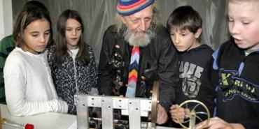 Hilli experimentiert für Grundschüler